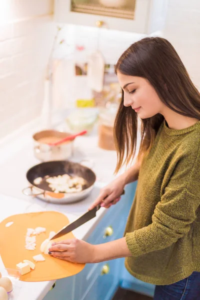 Vue Latérale Jeune Femme Qui Tient Dans Cuisine Couper Oignon — Photo