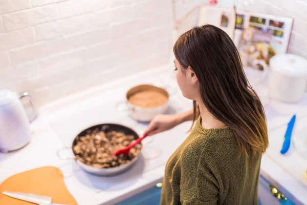 Jeune Femme Debout Dans Cuisine Cuisinant Les Champignons Sarrasin — Photo