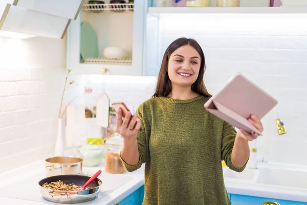 Portrait Jeune Femme Souriante Qui Tient Debout Dans Cuisine Tenant — Photo