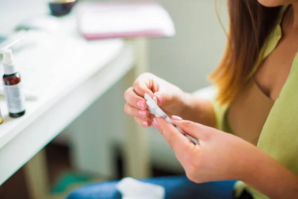 Primer Plano Joven Enferma Sosteniendo Pastillas Las Manos Oficina — Foto de Stock