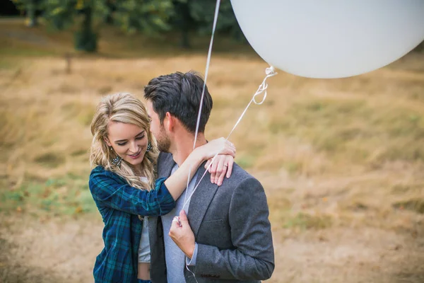 Porträt Des Jungen Glücklichen Romantischen Paares Das Draußen Umarmung Steht — Stockfoto