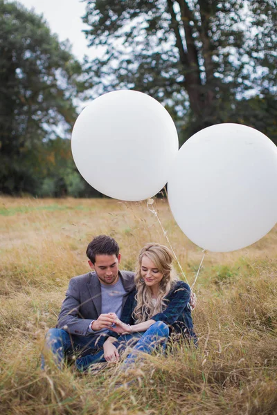 Jonge Gelukkige Romantisch Paar Zitten Omhelzing Het Gras Buiten Witte — Stockfoto