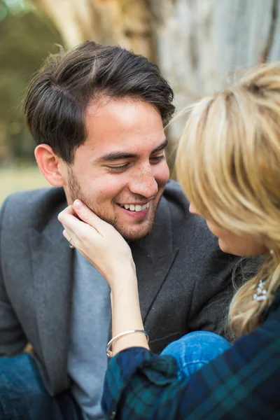 Porträt Des Jungen Glücklichen Romantischen Paares Das Sich Freien Gegenübersitzt — Stockfoto