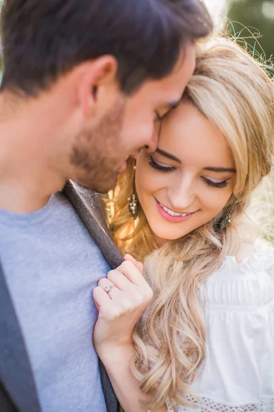 Portret Van Jonge Gelukkige Romantisch Paar Omhelzing Het Zonlicht Buitenleven — Stockfoto