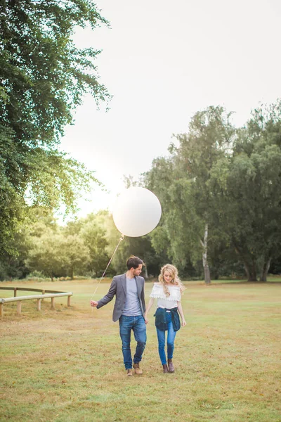 Het Jonge Gelukkige Romantisch Paar Liefde Lopen Buiten Vriendje Ballon — Stockfoto