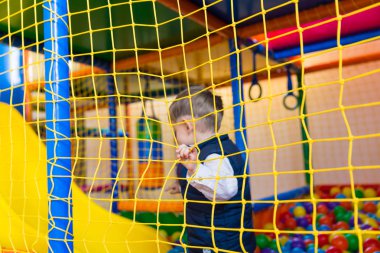 Topları ile oyun odasında oynarken çok güzel küçük çocuk