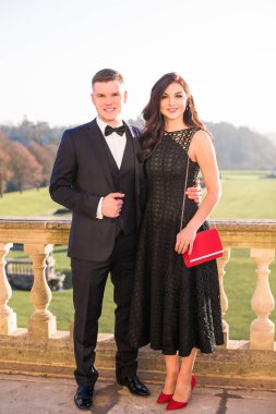 Genç mutlu, zarif güzel çift ayakta açık havada kucaklama