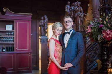 Restoranda kucaklama içinde duran zarif genç çift portresi