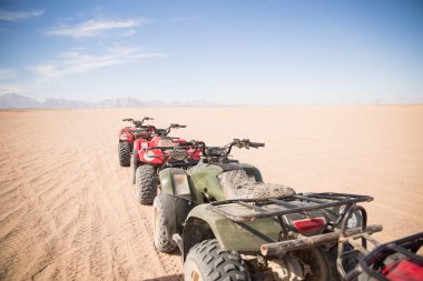 Çölde ATV fotoğrafı