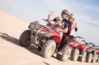 Çölde ATV oturan mutlu genç Aile