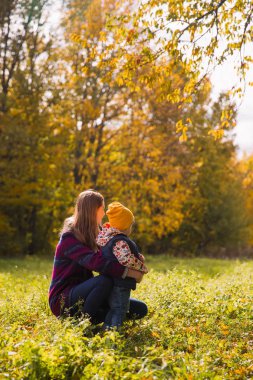 Ablası ve küçük kardeşim görünümünü parkta bir kenara arayan yan
