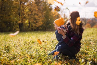 Ablası ve küçük kardeşim parkta yan görünüm