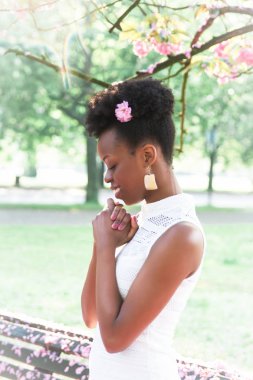 Yan görünüm mutlu genç kadın parkta duran şaşırttı