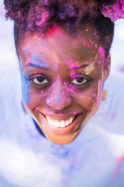 Yakın çekim Genç mutlu kadın boyalı yüzü kim gülümseyen