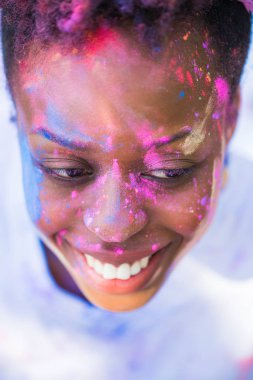 Yakın çekim Genç mutlu kadın boyalı yüzü gülümseyen ve bir kenara arıyorsunuz