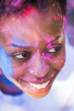 Yakın çekim genç gülümseyen kadın bir kenara arayan boyalı yüzü