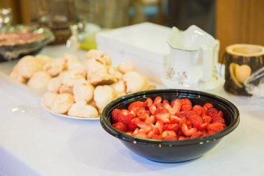 Bir tabak ve diğerleri çilek fotoğraf restoranda masaya tatlılar