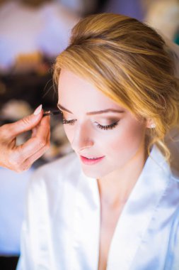 Genç güzel gelin iç yüzünde makyaj makyaj sanatçısı