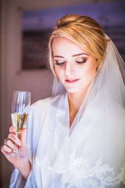 Genç güzel gelin düğün portre peçe kim kapalı duran ve holding bardak şampanya el