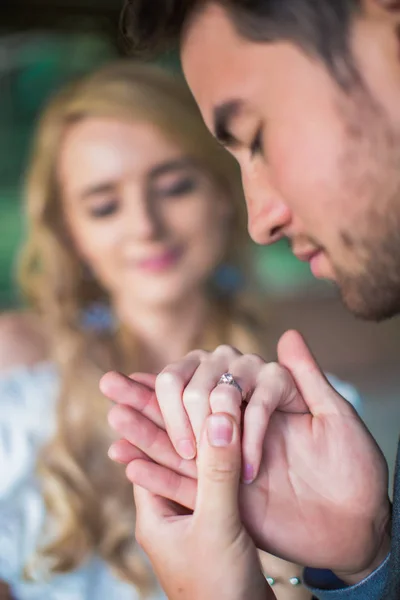 Primo Piano Giovane Uomo Che Tiene Mano Della Giovane Donna — Foto Stock