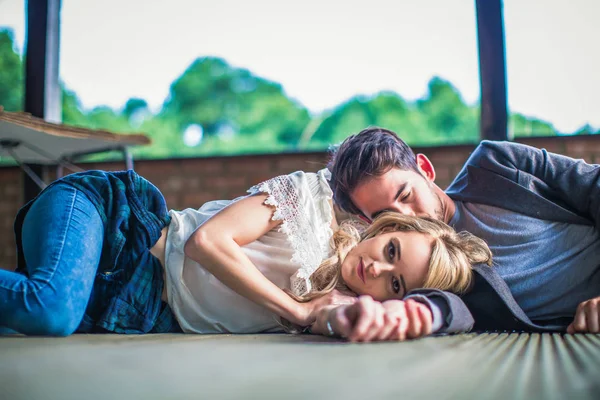 Portrait Jeune Couple Charmant Amoureux Couché Sur Sol Dans Belvédère — Photo