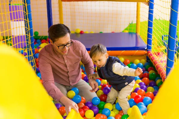 Feliz Padre Joven Jugando Con Lindo Hijo Pequeño Sala Juegos — Foto de Stock