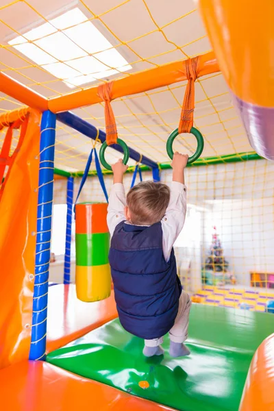 Vista Posterior Del Niño Que Está Colgado Las Barras Laberinto — Foto de Stock