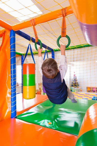 Vista Posterior Del Niño Lindo Que Está Colgando Las Barras — Foto de Stock