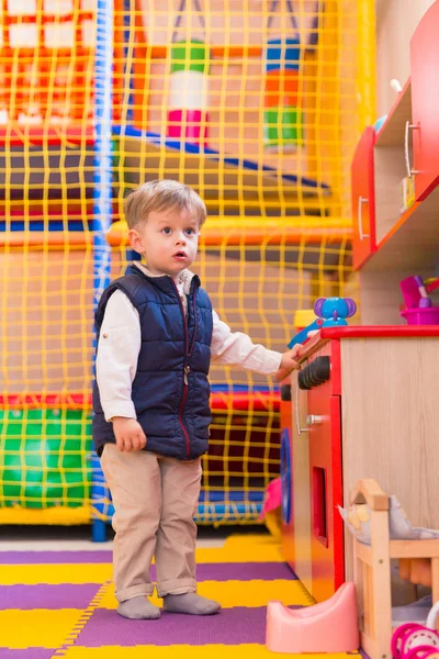 Niño Adorable Jugando Sala Juegos Con Cocina Juguete — Foto de Stock