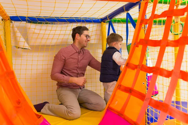 Lindo Niño Jugando Laberinto Juguetes Con Padre Sala Juegos — Foto de Stock