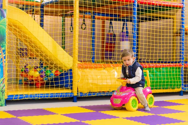 Lindo Niño Conduciendo Coche Sala Juegos — Foto de Stock