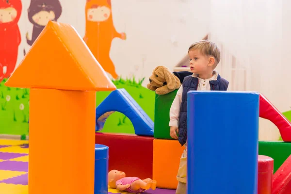 Adorable Niño Pie Sala Juegos Mirando Lado — Foto de Stock