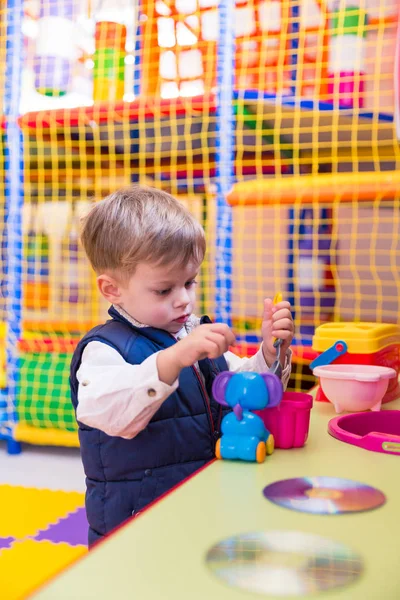 Der Entzückende Kleine Junge Spielt Spielzimmer Mit Spielzeuggeschirr — Stockfoto