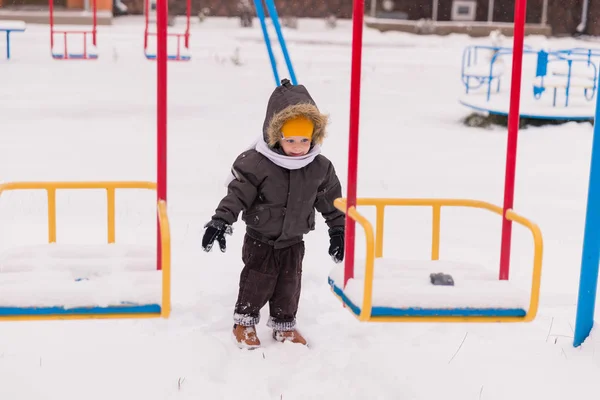 Den Söta Lilla Leende Pojken Står Nära Swing Gården Och — Stockfoto