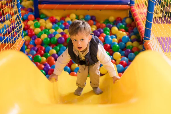 Lindo Niño Jugando Sala Juegos Subiendo Colina — Foto de Stock