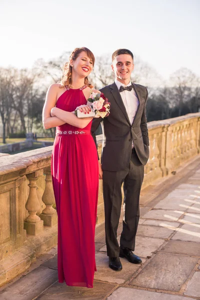 Vackra Unga Eleganta Leende Par Stående Utomhus Grupp — Stockfoto