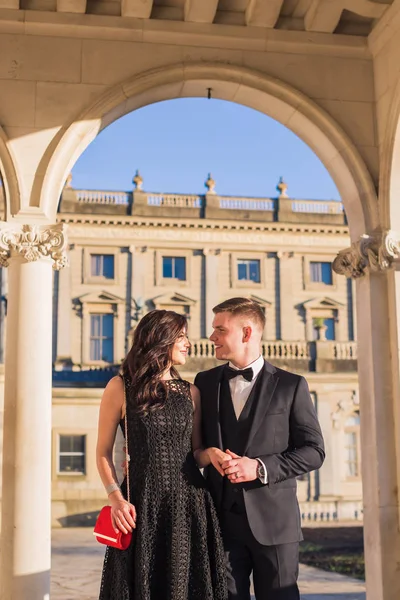 Das Glückliche Junge Paar Das Umarmung Palast Steht Und Einander — Stockfoto