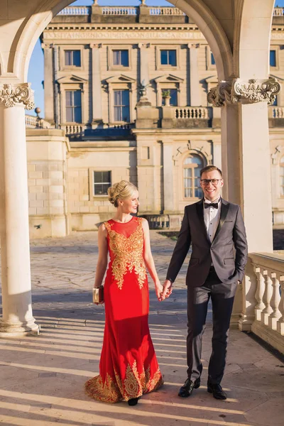 Jovem Feliz Bonito Elegante Casal Andando Pelo Palácio Mãos Dadas — Fotografia de Stock