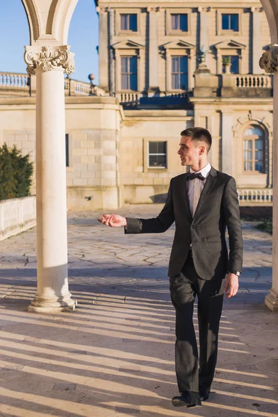 Gelukkige Elegante Jongeman Wandelen Door Het Paleis Die Hand Opzij — Stockfoto