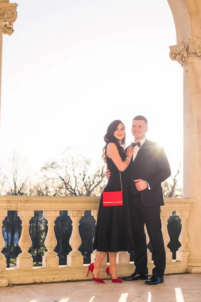 Jovem Casal Sorridente Elegante Abraço Palácio — Fotografia de Stock