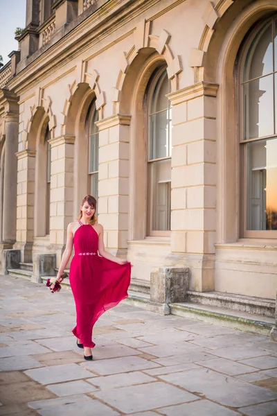 Uśmiechający Się Młoda Kobieta Elegancka Chodzenie Przez Pałac Ręku Trzyma — Zdjęcie stockowe
