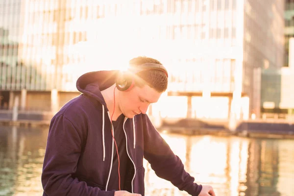 Retrato Jovem Bonito Desportivo Homem Que Livre Ouvir Música Nos — Fotografia de Stock