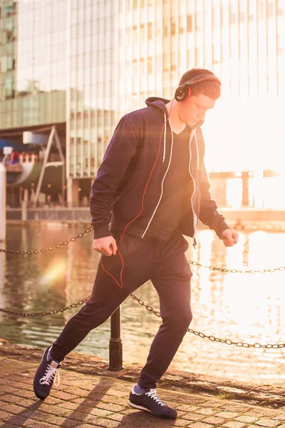 Joven Deportista Alegre Corriendo Por Río Escuchando Música Los Auriculares — Foto de Stock