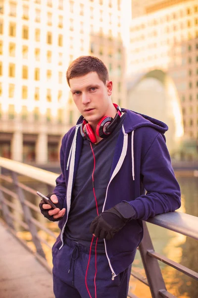 Jovem Bonito Homem Desportivo Livre Segurando Telefone Mão — Fotografia de Stock