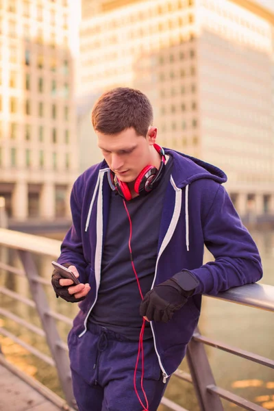 Jovem Bonito Homem Desportivo Livre Usando Telefone — Fotografia de Stock