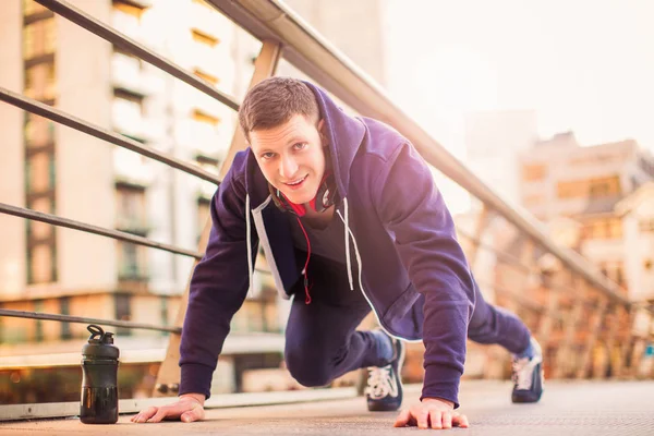 Joven Sonriente Deportista Haciendo Flexiones Aire Libre — Foto de Stock