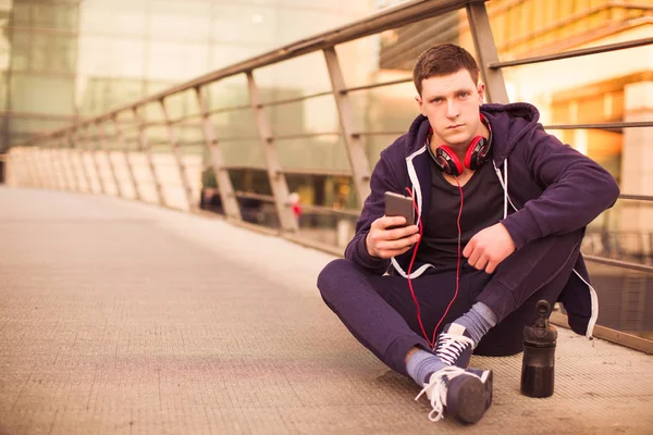 Jovem Desportista Sentado Chão Livre Usando Telefone Mão — Fotografia de Stock