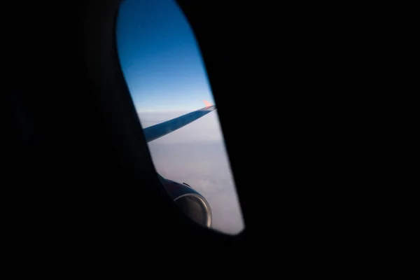 Uçak Gökyüzünde Uçak Kanadının Pencereden Fotoğraf — Stok fotoğraf