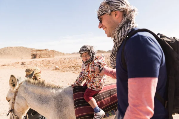 Милый Маленький Мальчик Сидящий Лошади Молодой Отец Ведущий Пустыню — стоковое фото