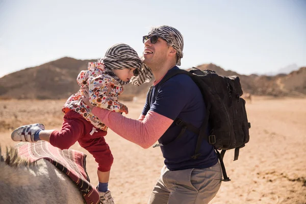Fiatal Apa Eltávolítja Kis Fia Egy Sivatagban — Stock Fotó